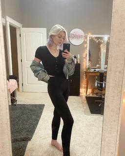 Kristina Collins feet photo thumbnail