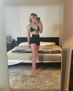 Kristina Collins feet photo thumbnail