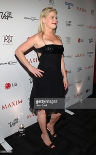 Kristy Swanson feet photo thumbnail