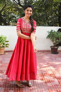 Krithi Shetty feet photo thumbnail