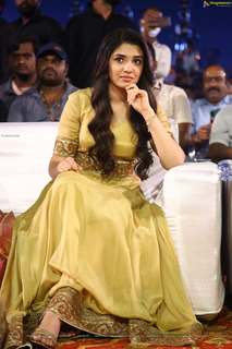 Krithi Shetty feet photo thumbnail