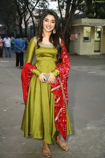 Krithi Shetty feet photo thumbnail