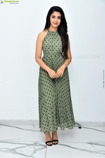 Krithi Shetty feet photo thumbnail