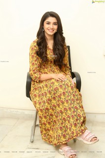 Krithi Shetty feet photo thumbnail