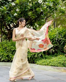 Krithi Shetty feet photo thumbnail