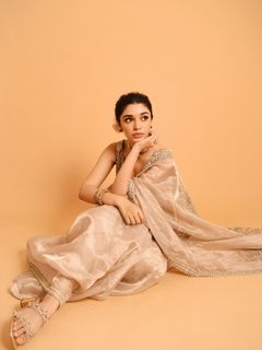 Krithi Shetty feet photo thumbnail