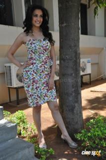 Kriti Kharbanda feet photo thumbnail