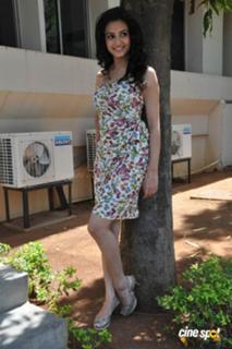 Kriti Kharbanda feet photo thumbnail