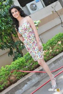 Kriti Kharbanda feet photo thumbnail