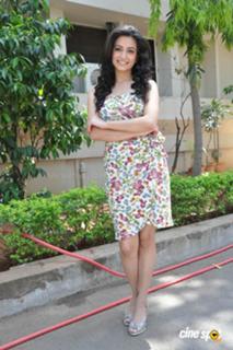 Kriti Kharbanda feet photo thumbnail