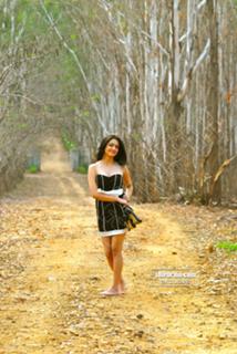 Kriti Kharbanda feet photo thumbnail