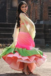 Kriti Kharbanda feet photo thumbnail
