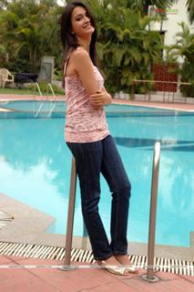 Kriti Kharbanda feet photo thumbnail