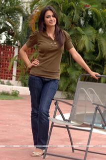 Kriti Kharbanda feet photo thumbnail
