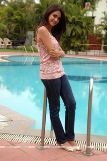 Kriti Kharbanda feet photo thumbnail