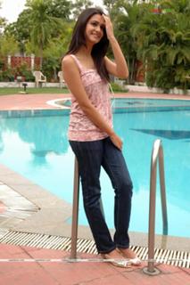 Kriti Kharbanda feet photo thumbnail