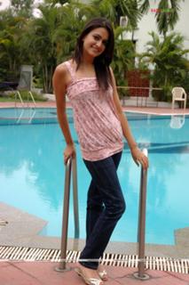 Kriti Kharbanda feet photo thumbnail