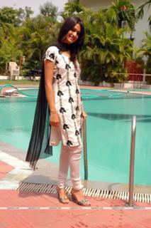 Kriti Kharbanda feet photo thumbnail
