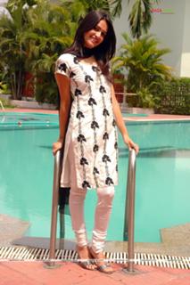 Kriti Kharbanda feet photo thumbnail