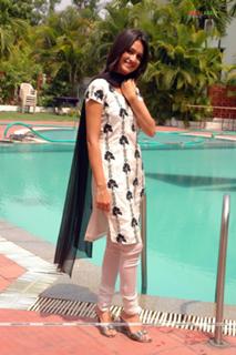 Kriti Kharbanda feet photo thumbnail