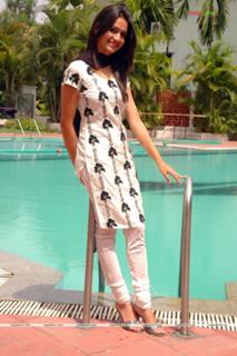 Kriti Kharbanda feet photo thumbnail
