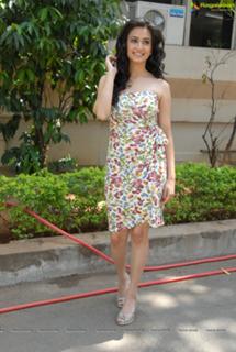 Kriti Kharbanda feet photo thumbnail