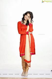 Kriti Kharbanda feet photo thumbnail