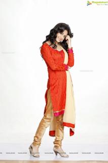 Kriti Kharbanda feet photo thumbnail