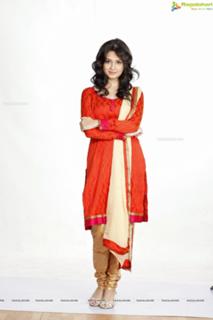Kriti Kharbanda feet photo thumbnail