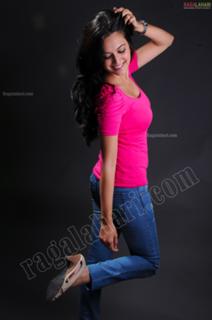 Kriti Kharbanda feet photo thumbnail
