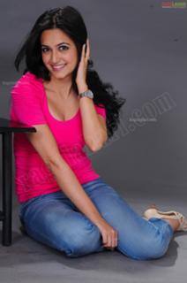 Kriti Kharbanda feet photo thumbnail