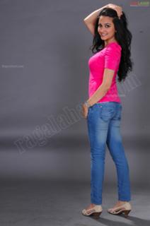 Kriti Kharbanda feet photo thumbnail