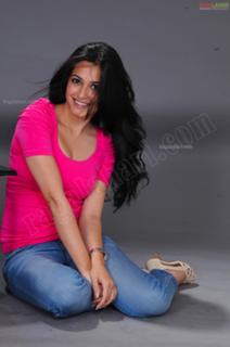 Kriti Kharbanda feet photo thumbnail