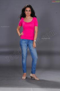 Kriti Kharbanda feet photo thumbnail