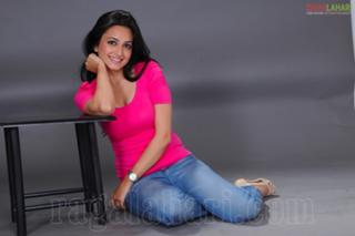 Kriti Kharbanda feet photo thumbnail