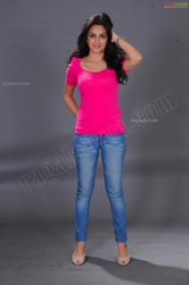 Kriti Kharbanda feet photo thumbnail