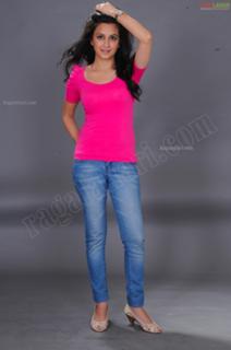 Kriti Kharbanda feet photo thumbnail