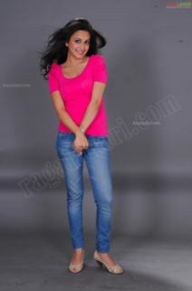 Kriti Kharbanda feet photo thumbnail