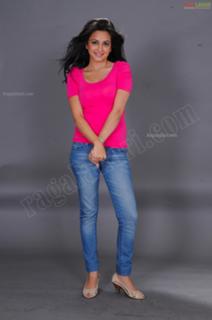 Kriti Kharbanda feet photo thumbnail