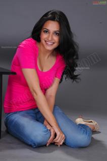 Kriti Kharbanda feet photo thumbnail