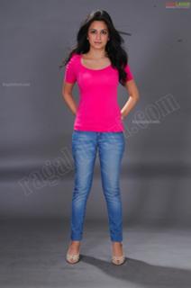 Kriti Kharbanda feet photo thumbnail