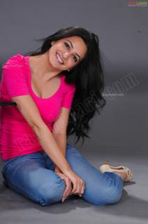 Kriti Kharbanda feet photo thumbnail