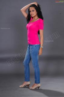 Kriti Kharbanda feet photo thumbnail