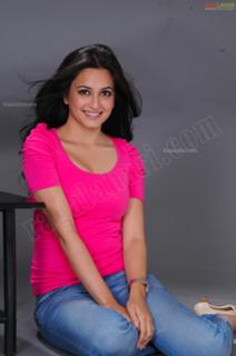 Kriti Kharbanda feet photo thumbnail