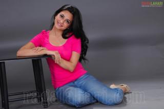 Kriti Kharbanda feet photo thumbnail
