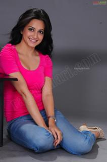 Kriti Kharbanda feet photo thumbnail