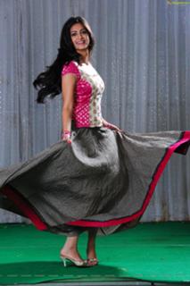 Kriti Kharbanda feet photo thumbnail