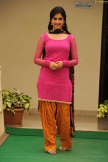 Kriti Kharbanda feet photo thumbnail