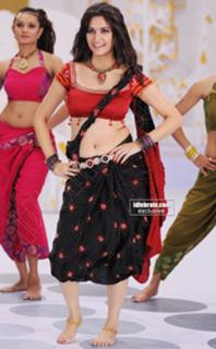 Kriti Kharbanda feet photo thumbnail
