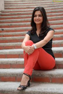 Kriti Kharbanda feet photo thumbnail